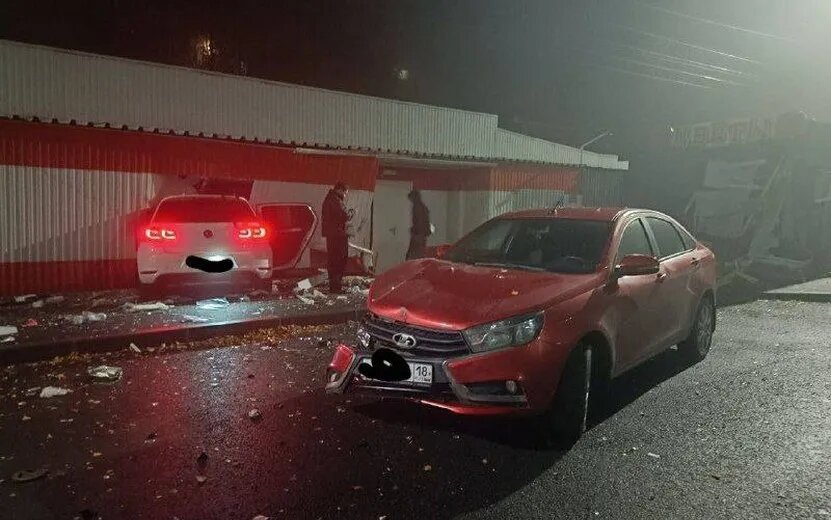    Легковушка врезалась в магазин в Ижевске