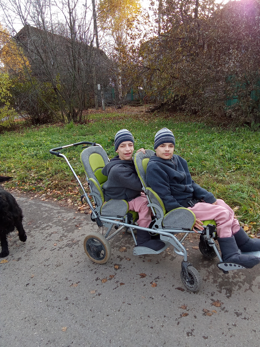 Продолжаем много гулять. 