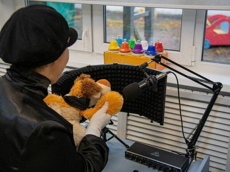     Иван Лебедев похвалил детей и педагогов за такой творческий подход. фото: телеграм-канал врип главы Мурманска Ивана Лебедева.