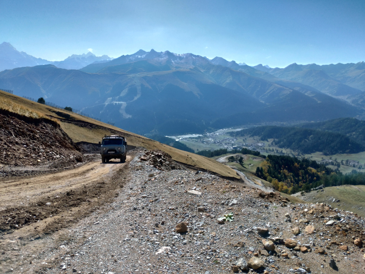 Строительство Орбиты полным ходом, часть маршрута проходила по технологической дороге, октябрь 2022г