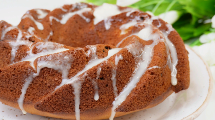 Сделала на пробу - пирог не продержался и 15 минут (Секрет в одной ложке). Ни тебе возни, ни грязной посуды.