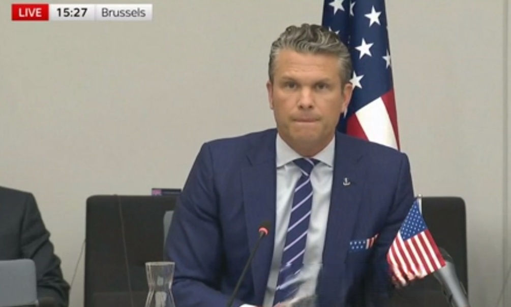    Пит Хегсет грозит России. Кадр видеотрансляции встречи НАТО в Рамштайне