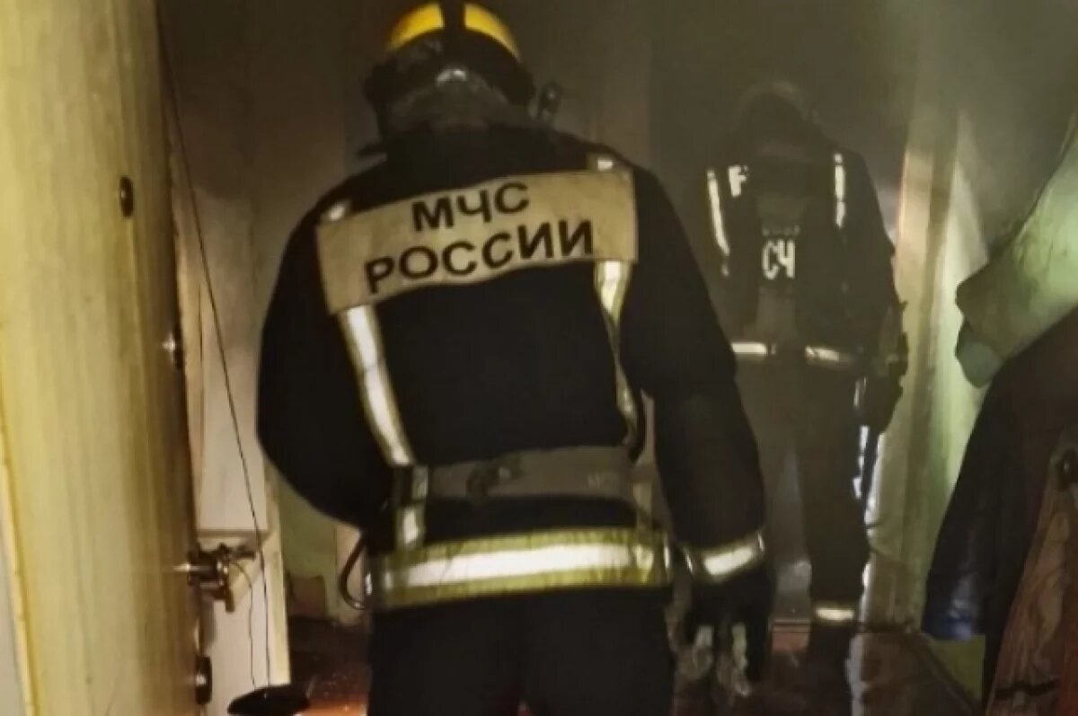    Устраняя пожар, огнеборцы обнаружили в квартире тело мужчины.