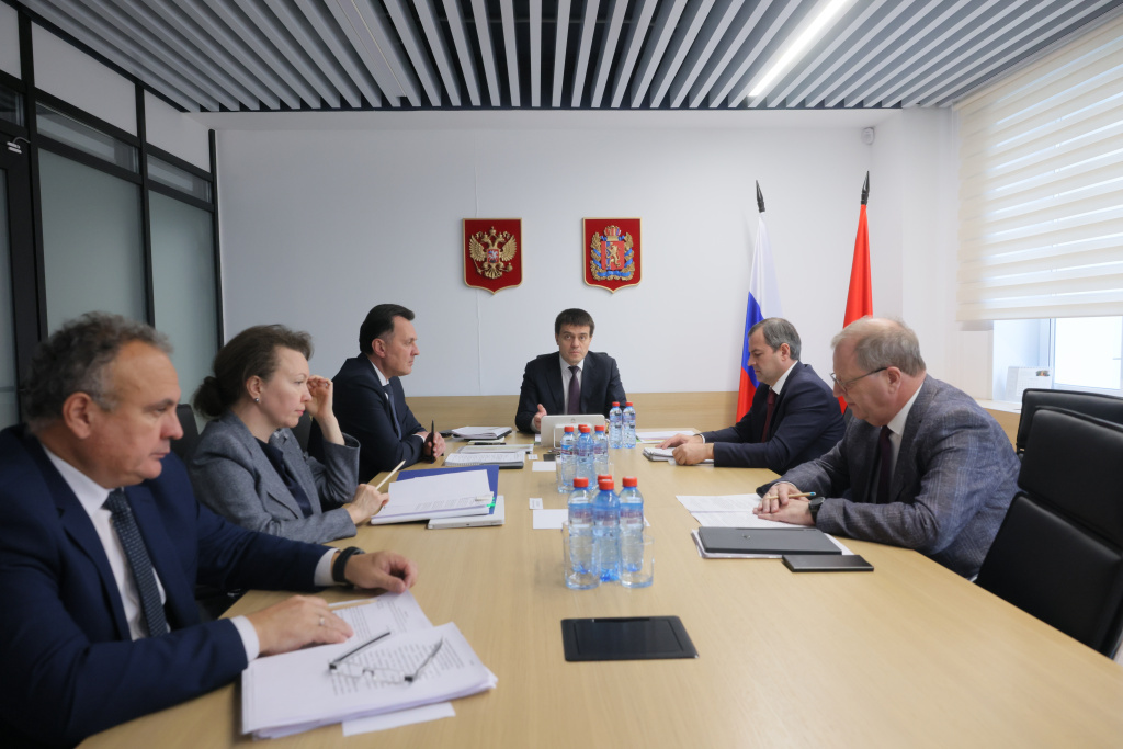    Михаил Котюков (в центре) провел заседание оперативного штаба по координации исполнения плана реализации стратегии развития Сибири. Фото предоставлено МАСС