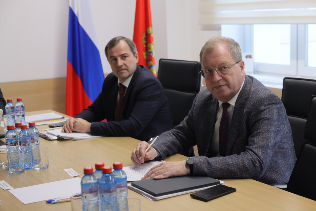    Геннадий Гусельников (справа) доложил о предварительных итогах 2025 года по исполнению плана реализации стратегии социально-экономического развития СФО. Фото предоставлено МАСС