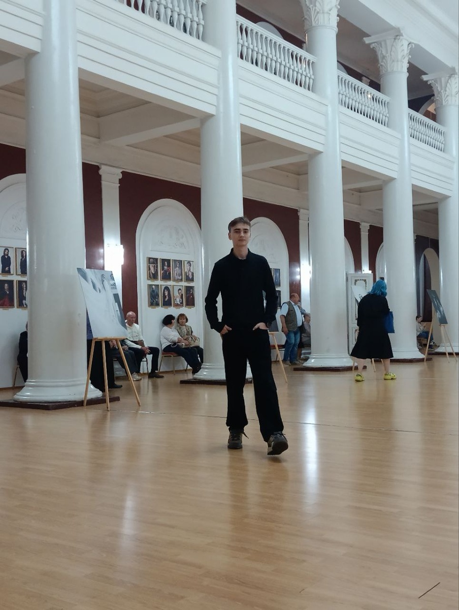 Мой сын Максим. С девушкой ходил на спектакль в драмтеатр. В отличии от меня всё успевает: и учиться, и работать, и культурно отдыхать😃