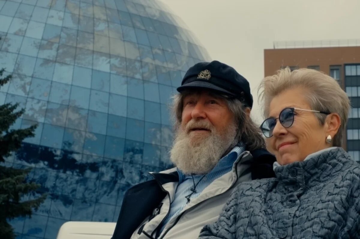    Светлана Сивкова и Федор Конюхов у "Планеты Океан"