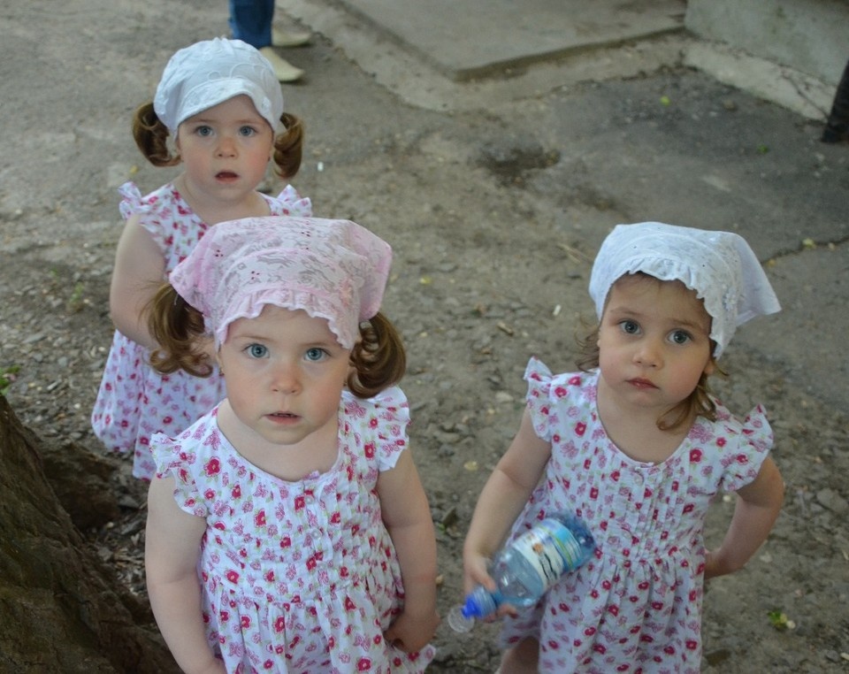    Милана и Мария появились из одной клеточки, а Настя - из другой, поэтому она отличается от сестричек. из архива героя публикации.