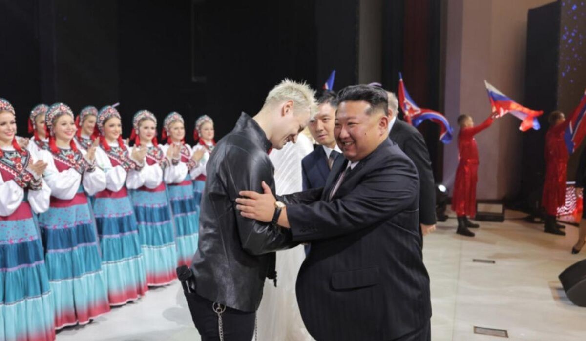     SHAMAN и Ким Чен Ын Источник: gazeta.ru Автор фото: Скриншот видео