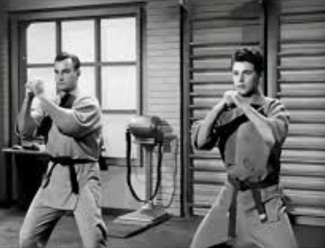 Брюс Тэгнер (слева) проводит тренировку. Кто знает, что за стилю он здесь обучает? Фото из открытых источников.