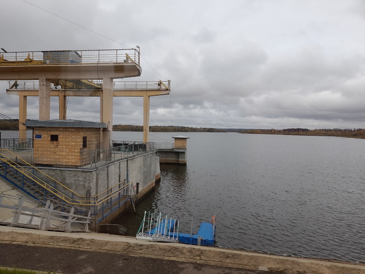 Едем через плотину. Фото из окна автобуса