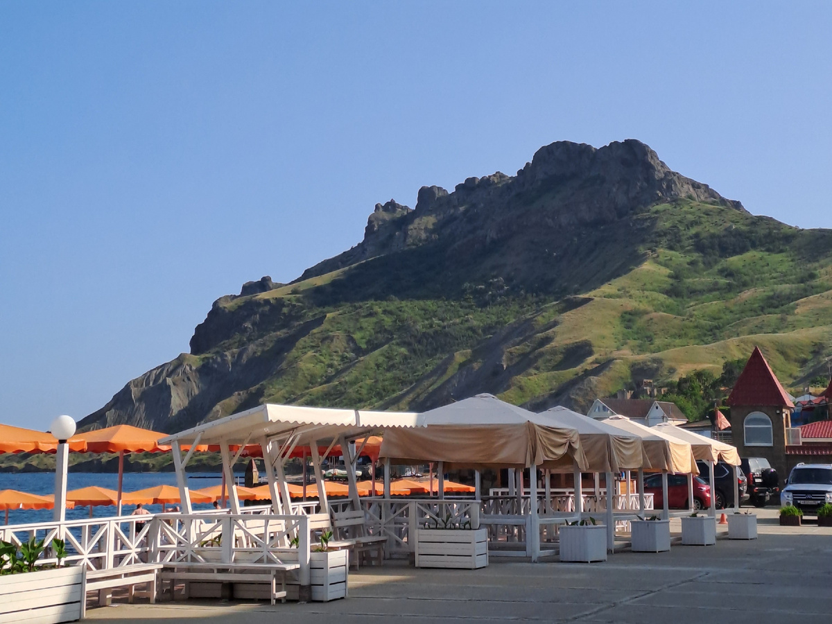 Вид с набережной в Коктебеле на хребет Кара-Даг