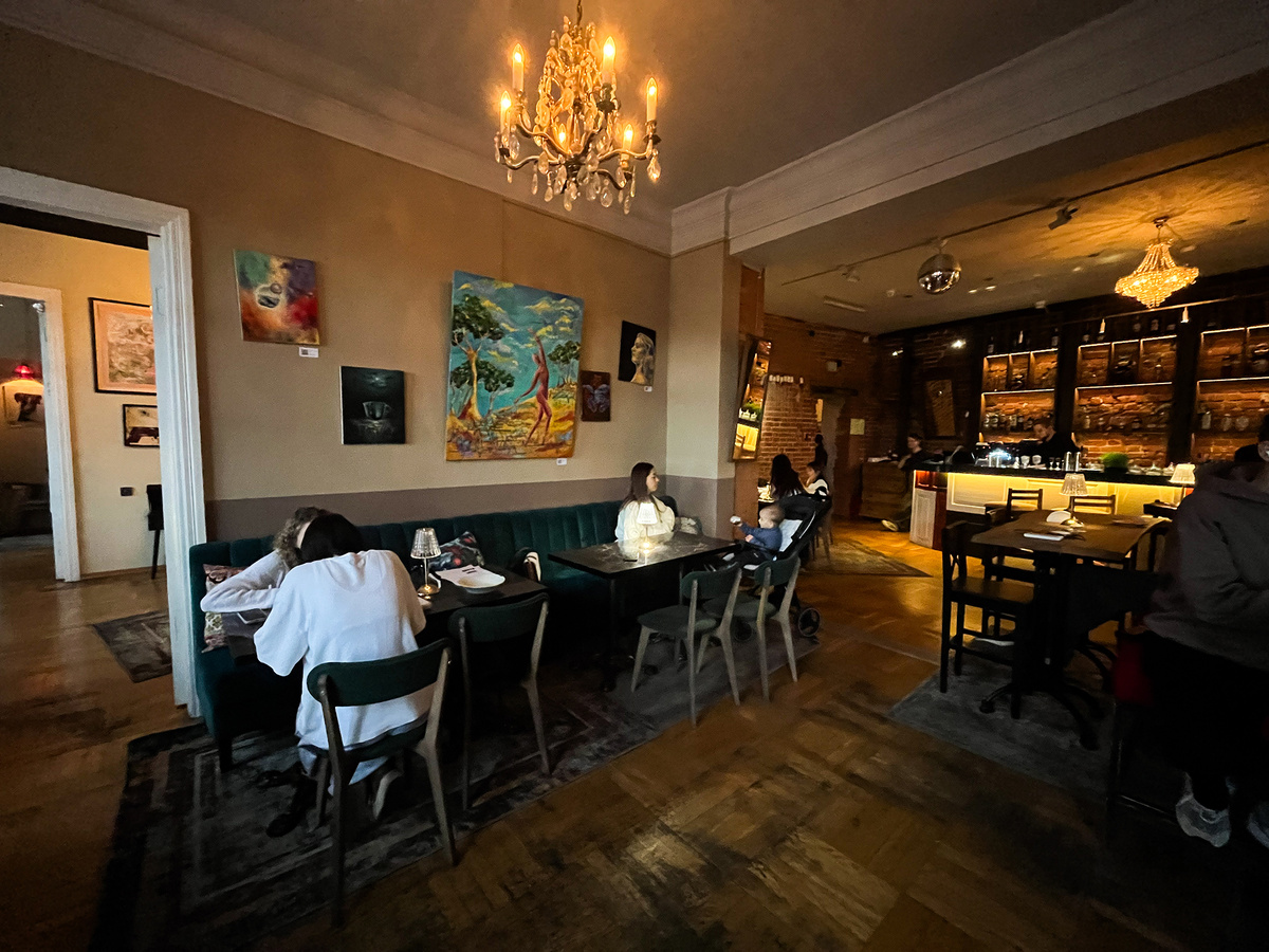 Вид на основной зал, где сегодня рассаживают всех приходящих гостей →