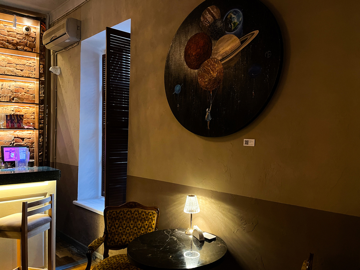 Столик на двоих и картина «Орбита» →