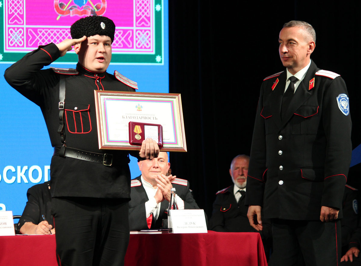 Знаменосец Иван Котляров, участник парада на Красной площади, удостоен Благодарности губернатора Краснодарского края. Фото Руфины КОВАЛЕВОЙ.
