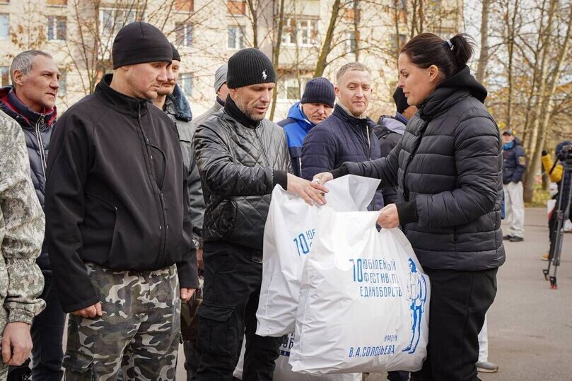     Передача депутатами вещей мобилизованным. Фото: spb.er.ru