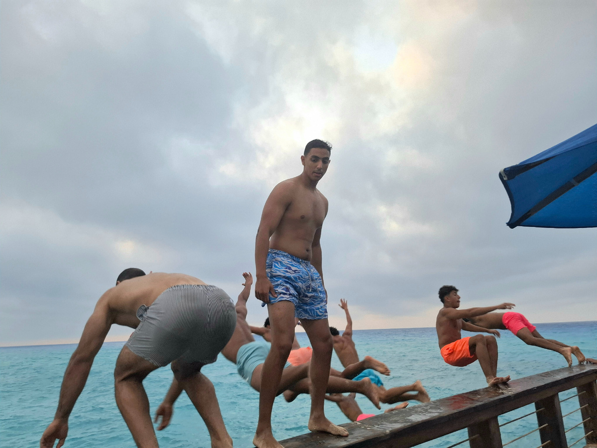 Египетские мужчины. Стояли они лучше, чем прыгали :)