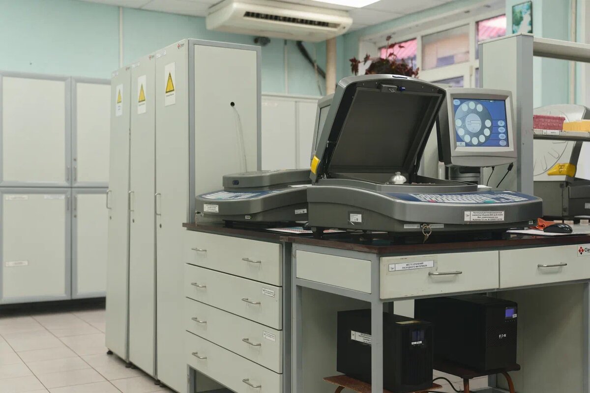 В лабораториях – практически идеальный порядок. Всё – на своих местах. Все ящики и шкафы – подписаны