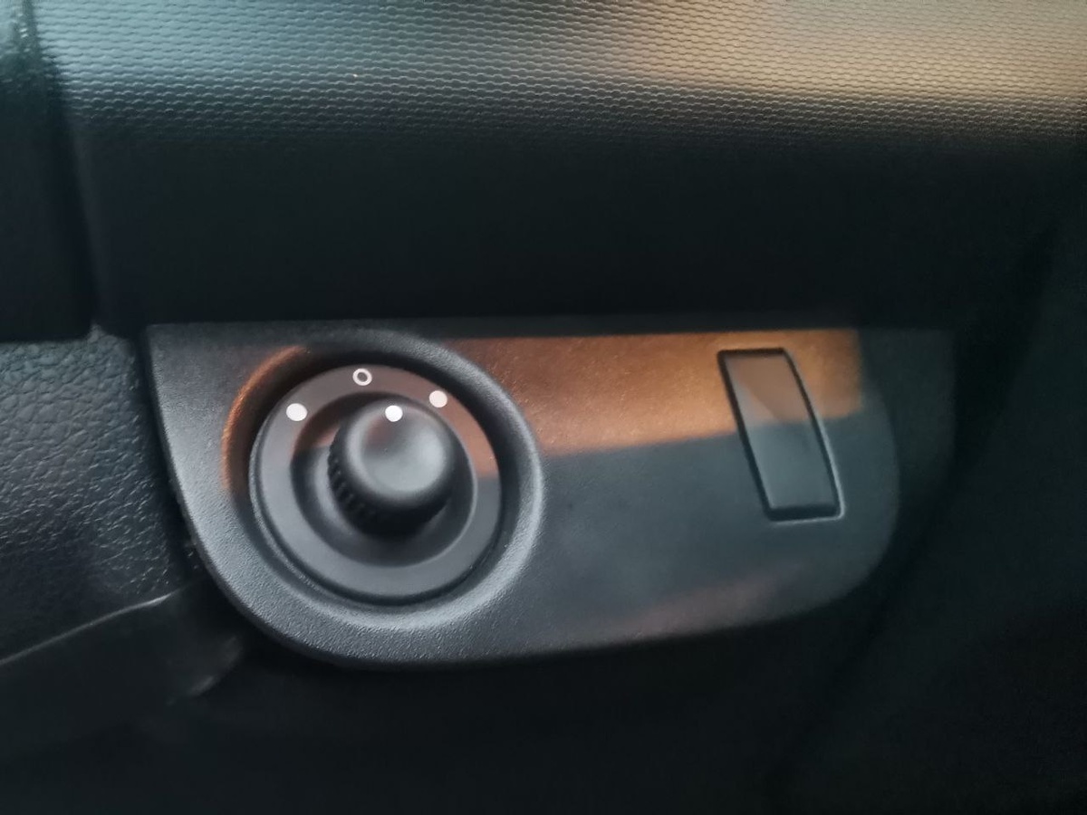 Необходимо подцепить панель снизу лопаткой и отщёлкнуть сначала нижние защёлки