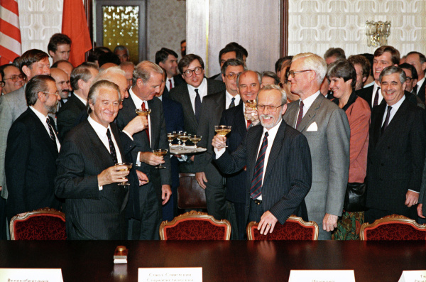 Фото: Сергей Гунеев/РИА Новости. Договор об окончательном урегулировании в отношении Германии (также известен, как «Договор 2+4»), заключённый между Германской Демократической Республикой и Федеративной Республикой Германия, а также Францией, СССР, Великобританией и США в Москве 12 сентября 1990 года.
