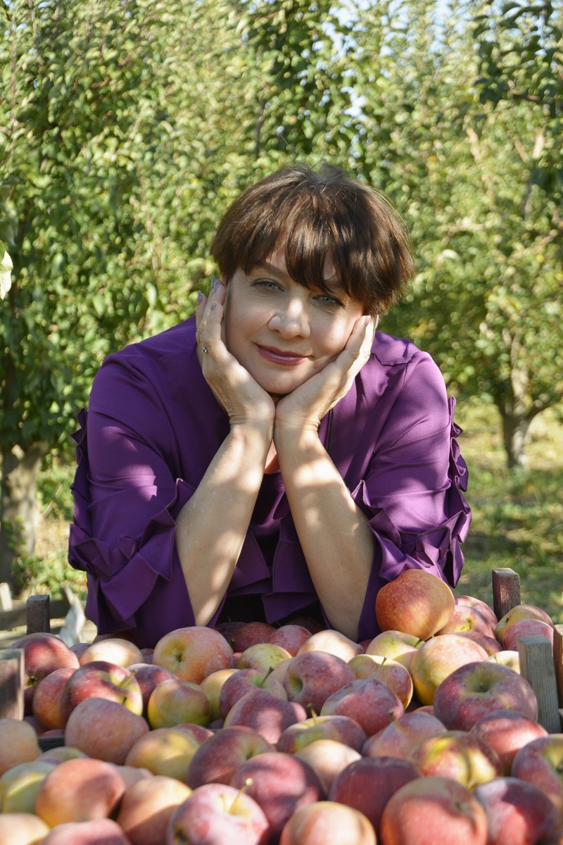 Что может согреть в пасмурную осеннюю погоду, когда так не хватает солнца и тепла? Конечно же светлая и добрая книга. Сегодня в рубрике #ОдобреноВременем директор Лариса Магазевская размышляет о романе Ивана Шмелёва «Лето Господне», в котором писатель-эмигрант живописал свой потерянный рай.