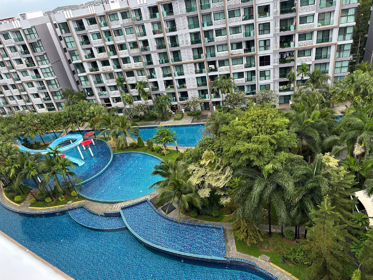 Бассейн в кондо Dusit Grand Park.