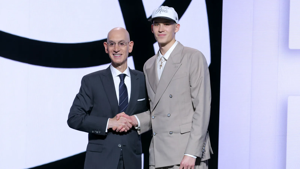 Адам Сильвер — комиссар НБА и Егор Дёмин на драфте