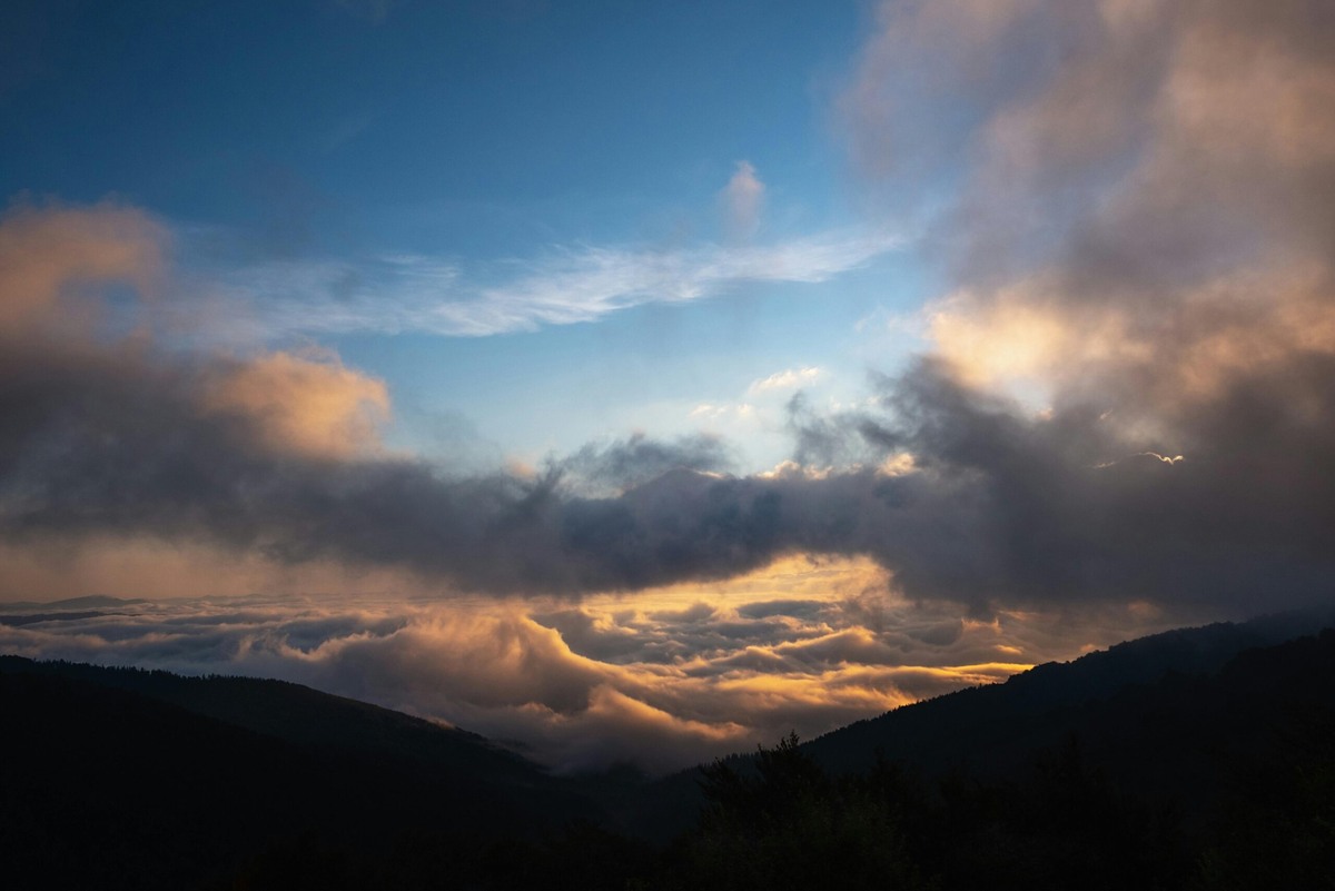 Рассвет над горными вершинами