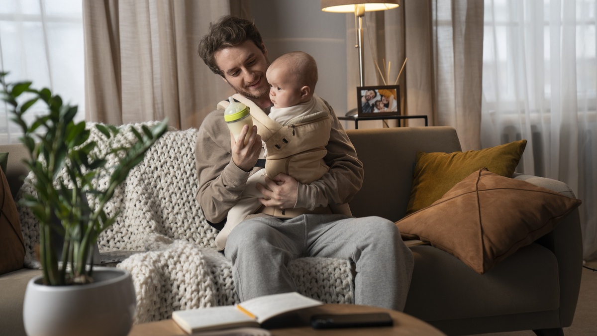    Более 6 тысяч отцов в Югре получают пособие по уходу за ребёнком