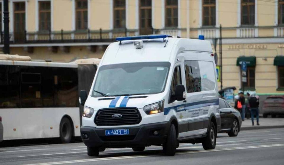     Автомобиль полицейских. Источник: spb.kp.ru Автор фото: Юлия Пыхалова