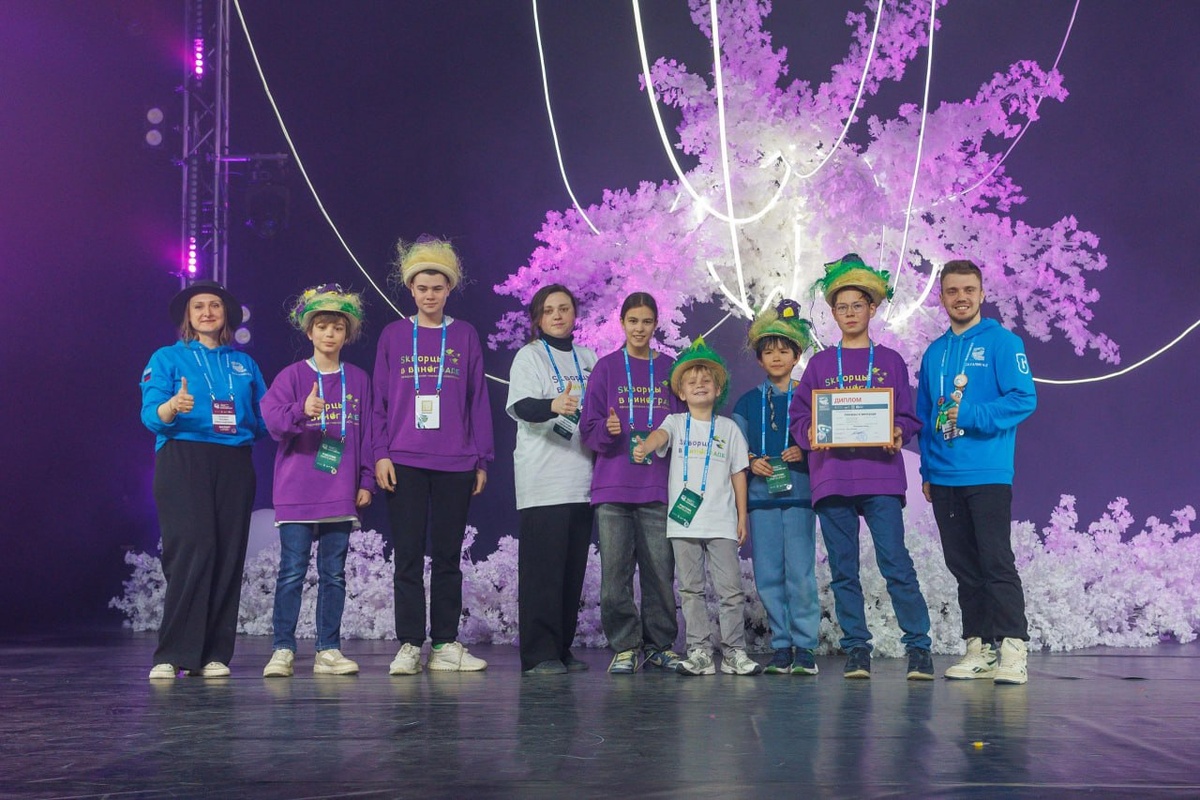 Студенты Гимназии Сколково с Александрой Черевач (в центре) на соревнованиях по роботетхнике