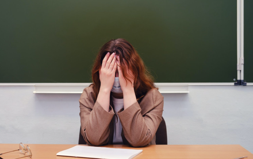 Учителя на грани: работают больше, получают меньше