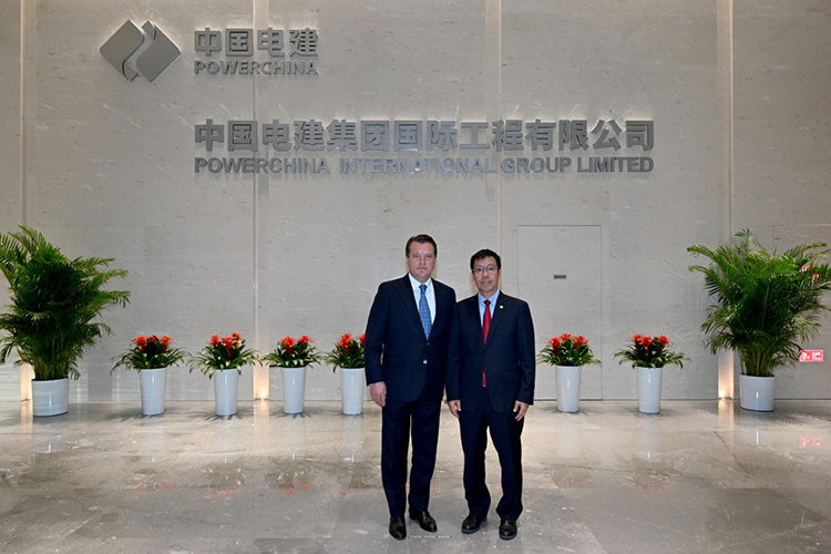    Мэр Казани Ильсур Метшин прибыл в Китай, где начал деловую программу со встречи с генеральным директором одной из крупнейших мировых строительных корпораций PowerChina Тан Юйхуа.   
Фото предоставлено пресс-службой исполкома Казани