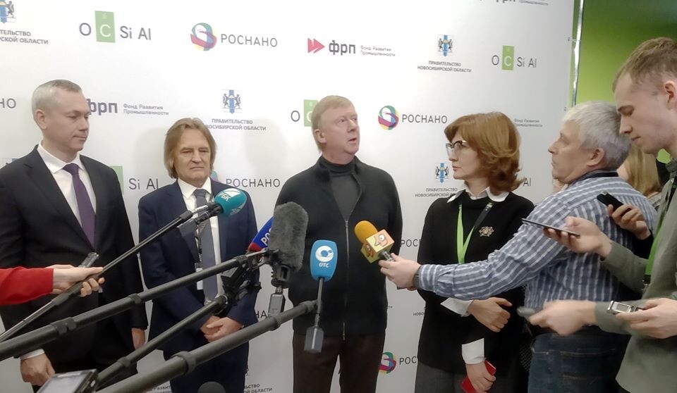 Андрей Травников, Михаил Предтеченский и Анатолий Чубайс на открытии завода OCSiAL в Новосибирске, 2020 год. Фото newsib.net.