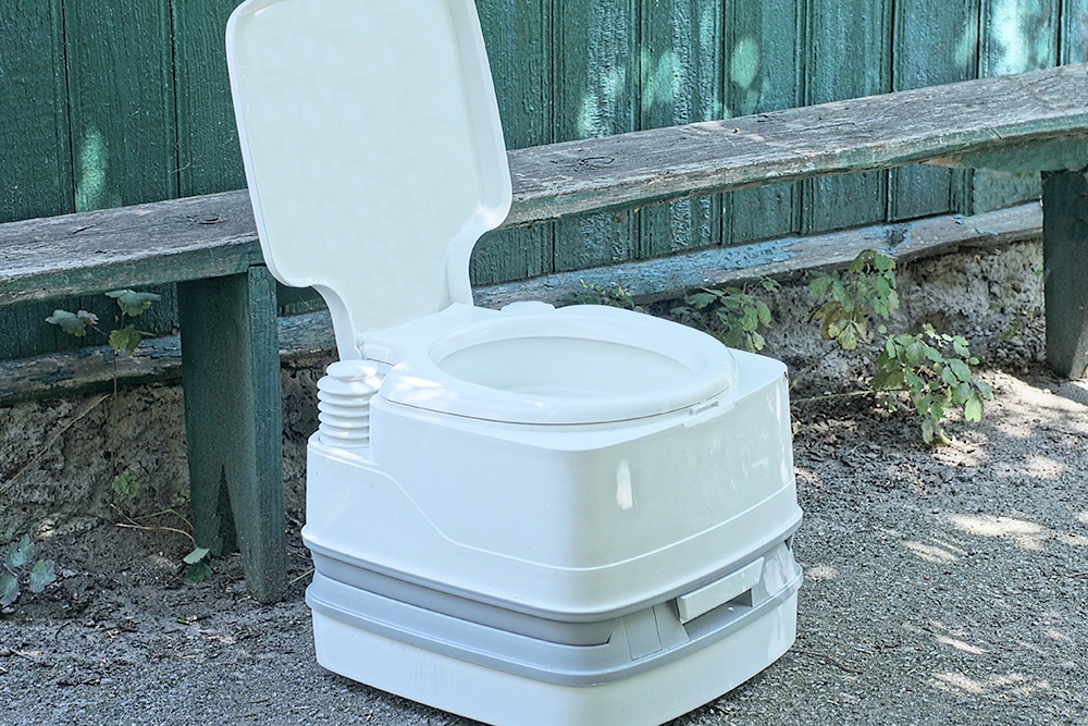    Биотуалет представляет собой современное устройство для утилизации отходов жизнедеятельности человека, выпускаемое в мобильном и стационарном вариантах. Его установка не требует воды. Биотуалет функционирует на основе добавления химических растворов, торфа или с использованием электроэнергии. / Фото: iStock