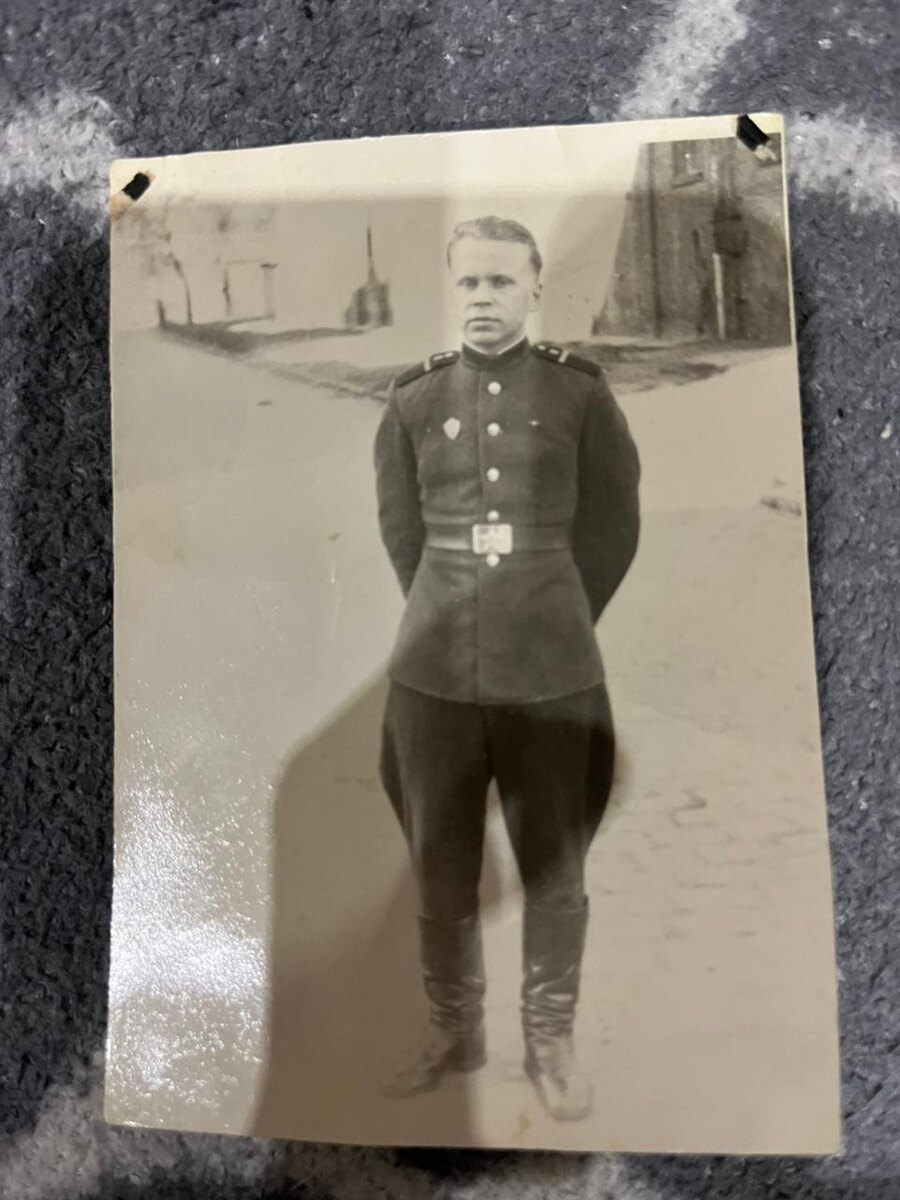 Мой отец. К сожалению, я его не помню. Он служил в Германии. 