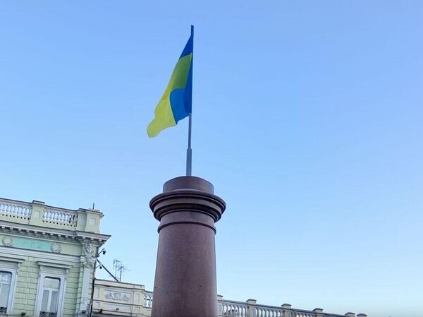    © Фото из соцсетей Украинский флаг на месте снесённого памятника Екатерине II в Одессе