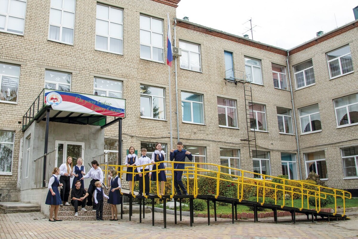 Воспитанники школы: Милолика Толочко (5 кл.), Капитолина Карепова (7 кл.), Ульяна Шуклова (5 кл.), Тимофей Щербинин (9 кл.), Лалазар Абишева (8 кл.), Тимофей Карепов (1 кл.), Елизавета Архангельская (5 кл.), София Шмалюх (5 кл.), Егор Ефанов (5 кл.), Кристина Мешалкина и Владимир Данильченко (5 кл.)