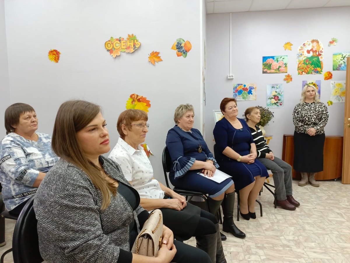 На торжественное открытие Саянского филиала краевого народного университета пришли слушатели и преподаватели. На фото (слева-направо): Татьяна Главинская, Тамара Дерябина, Галина Бажук, Татьяна Курохтина, Надежда Алексеева, Ирина Шемякина, Наталья Гранкова. /Фото Ксении морозовой, "Присаянье"