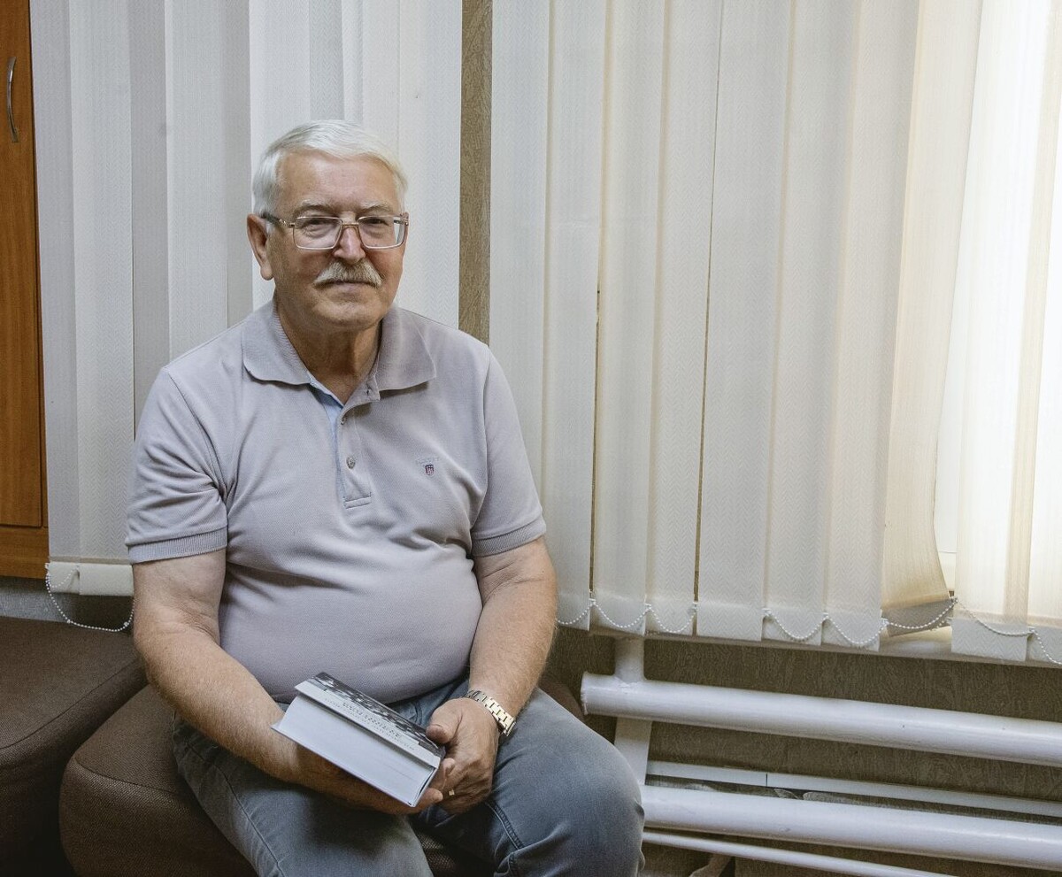 Владимир Константинович Невярович - врач, кардиолог, психиатр, прозаик, родился 18 февраля 1952 года в селе Верхнее Турово Нижнедевицкого района Воронежской области. Его детство и юность прошли в Задонске. Учился в Задонской восьмилетке, потом в школе № 1. В 1975 году окончил лечебный факультет Воронежского государственного медицинского института. Работал врачом в различных медучреждениях Воронежа.

С 2006 года член Союза писателей России. Автор более 20 книг в прозе и более 10 поэтических сборников. В 2008 году за книгу о Сергее Бехтееве «Певец Святой Руси» ему присудили престижную Большую литературную премию России. Церемония вручения проходила в храме Христа Спасителя.

В последние годы много занимается краеведением. Живёт на два города - Воронеж и Задонск. Публикуется в «Воронежском епархиальном вестнике», пишет музыку, исполняет песни под собственный аккомпанемент.