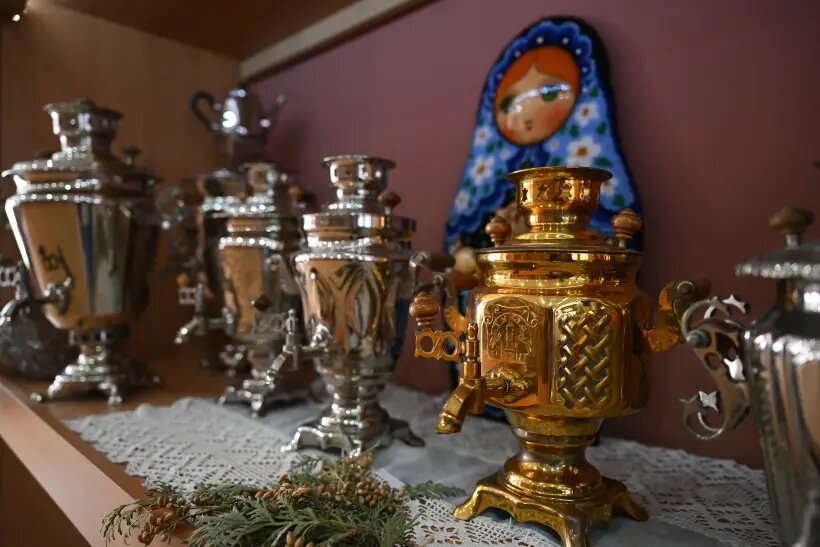     Самовары из коллекции "Машиностроительного завода "Штамп" имени Б.Л. Ванникова". © РИА Новости. Григорий Сысоев