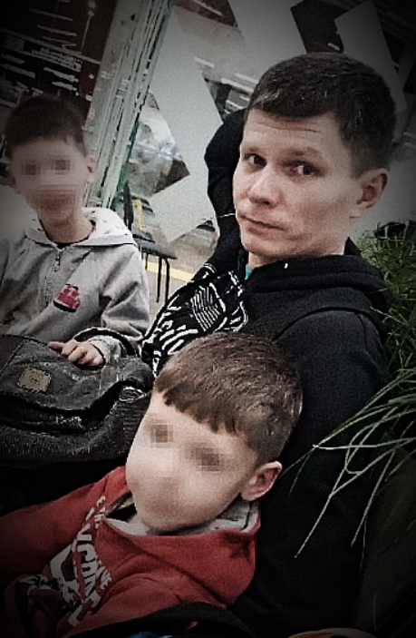 Фотография Артёма с сыновьями