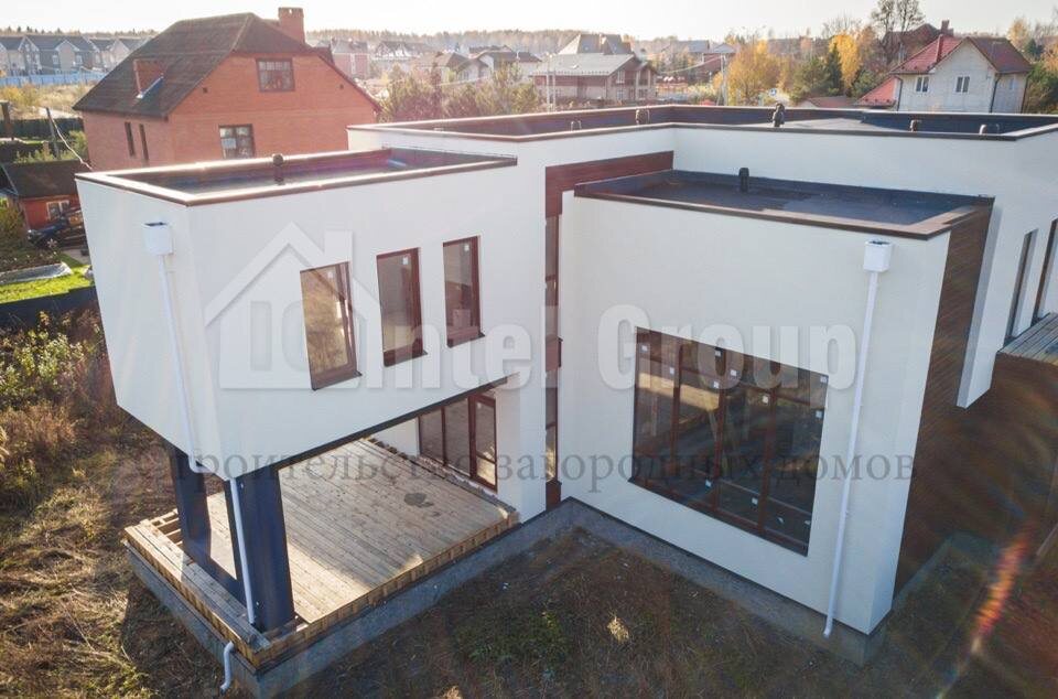 Штукатурный фасад комбинированный с деревянными панелями