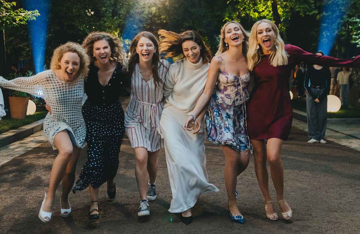 Актрисы, сыгравшие героинь в молодости и во взрослой жизни, встречаются в кадре на последних минутах сериала