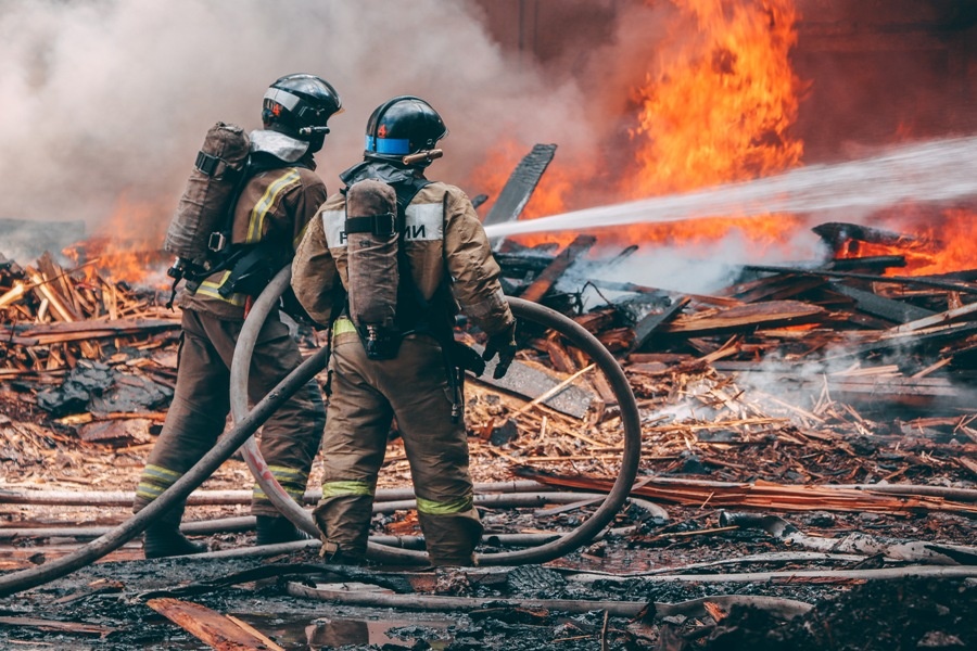    Горит бывший станкостроительный завод на улице Радищева в Петрозаводске. Фото: пресс-служба МЧС Карелии