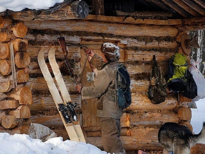 ЧТО БЕРУТ В ЛЕС РЕАЛЬНЫЕ ТАЁЖНЫЕ ОХОТНИКИ? КАК ИМ УДАЁТСЯ ВЫЖИВАТЬ??