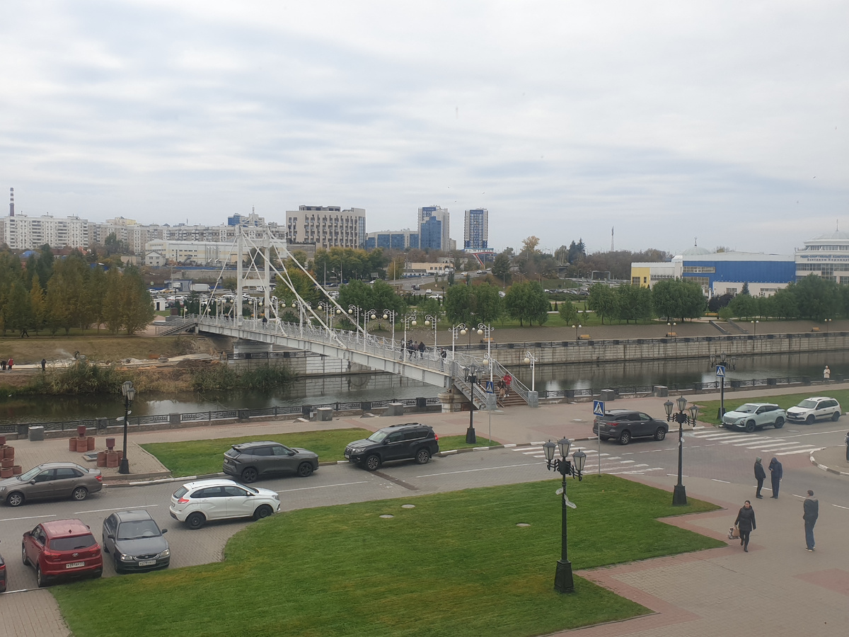 Мост через Везелку к спортивному комплексу имени Светланы Хоркиной и вид на Харьковскую гору