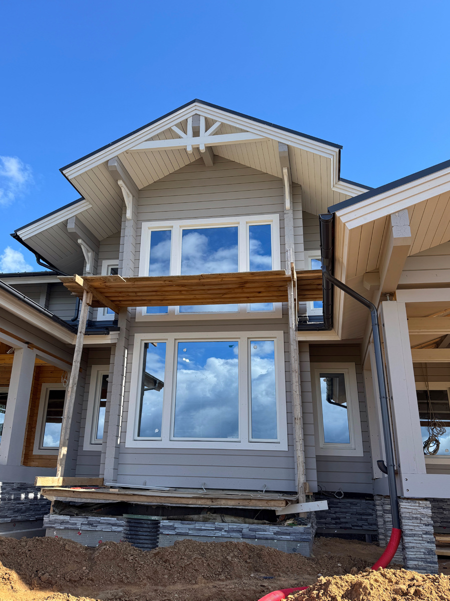 За главным фасадом деревянном доме скрывается двухсветная гостиная