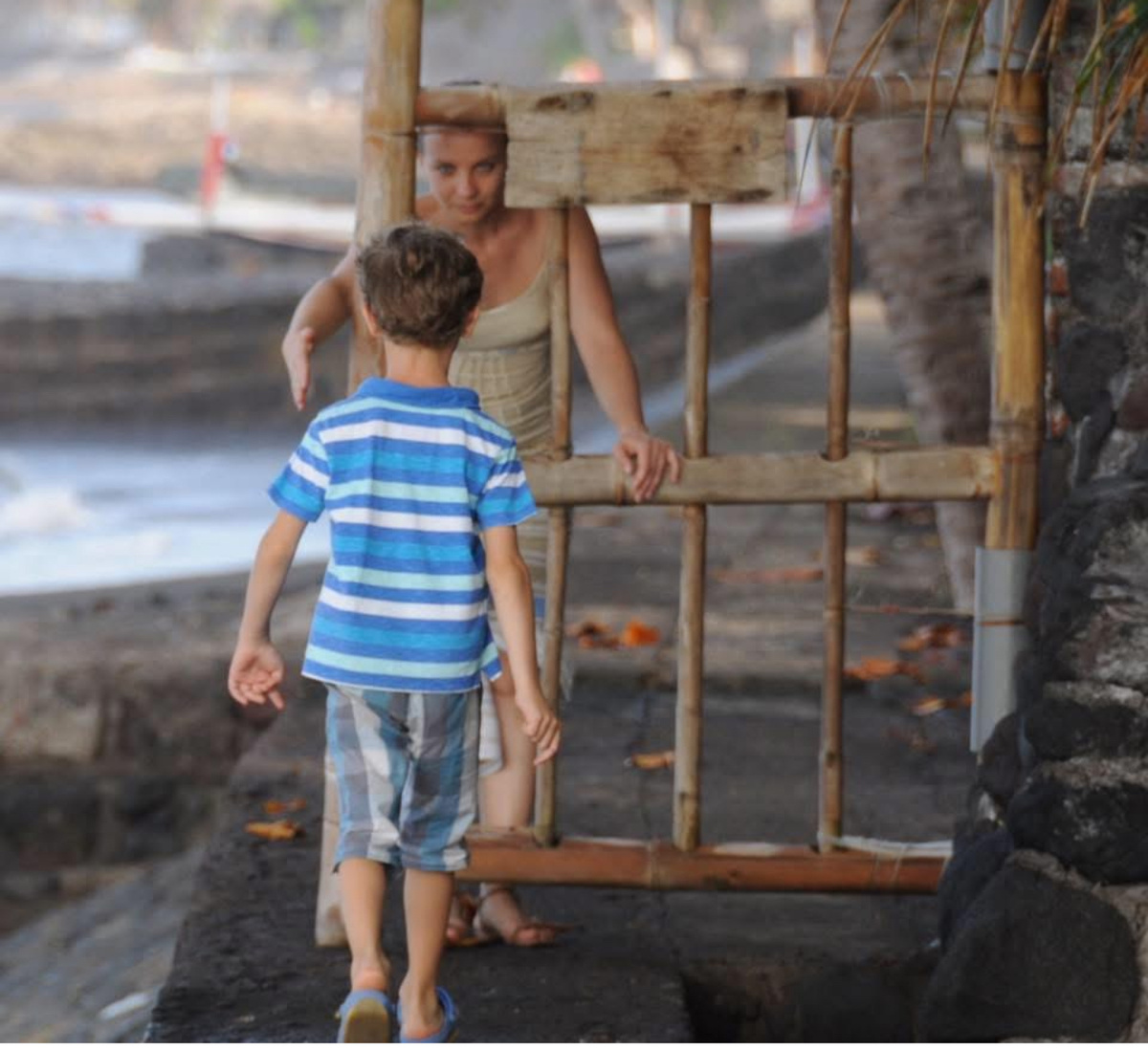 Мне очень нравится эта фотография, где я сыну помогаю обойти препятствие на довольно высокой высоте над обрывом. Кажется, она тут к месту
