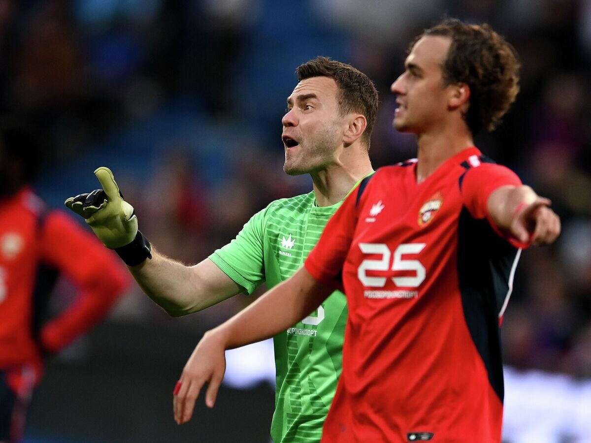    Игорь Акинфеев и Матвей Лукин© РИА Новости / Алексей Филиппов